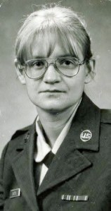 La veterana profesora de las Fuerzas Aéreas Suzy Cherry de uniforme