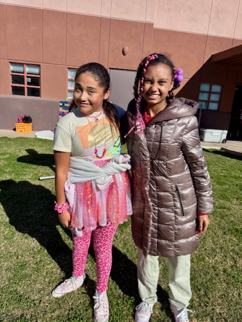 Dos estudiantes de Sierra Gilbert sonriendo y abrazándose durante el Carnaval de Invierno.