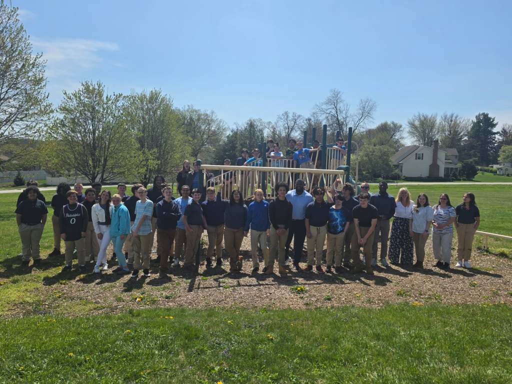 Foto de grupo de alumnos y personal durante la semana de concienciación sobre el autismo