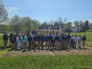 Foto de grupo de alumnos y personal durante la semana de concienciación sobre el autismo
