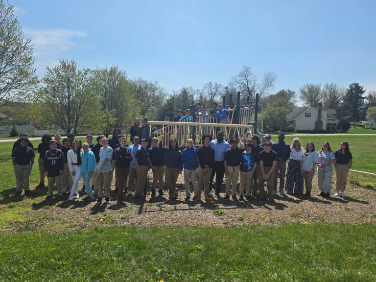 Foto de grupo de alumnos y personal durante la semana de concienciación sobre el autismo