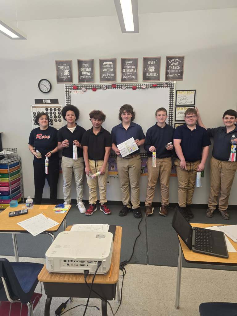 Estudiantes con manualidades realizadas durante las actividades de sensibilización sobre el autismo