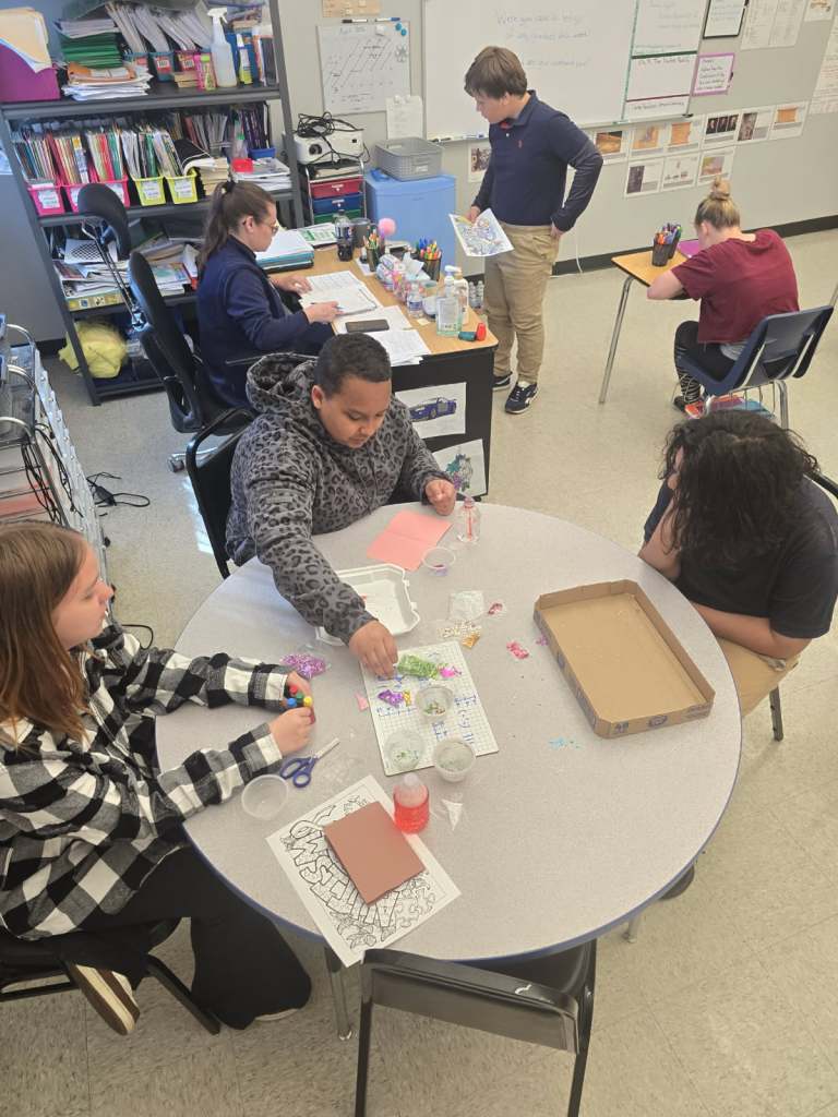Aula en la que alumnos y personal trabajan juntos en proyectos