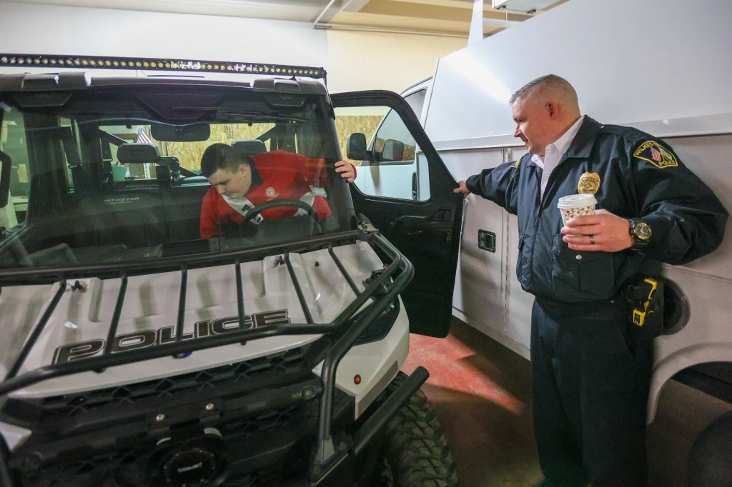 Cathy Payne, secretaria del Ayuntamiento de Wilkes-Barre, ayuda al miembro honorario del Ayuntamiento Jaxon Gillam a colocarse la banda durante un acto celebrado con motivo del Mes de Concienciación sobre el Autismo en el Ayuntamiento de Wilkes-Barre el viernes 10 de abril de 2026.
