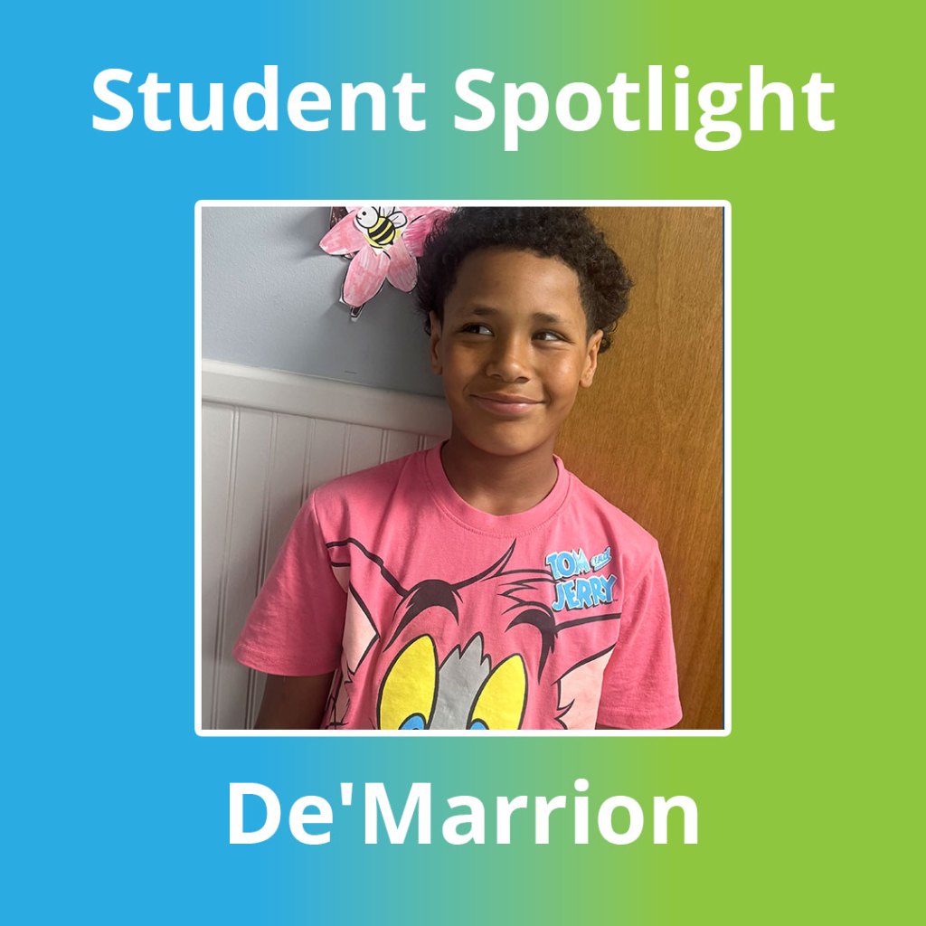 El estudiante De'Marrion sonríe en el instituto High Road Boone County durante la jornada escolar