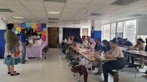 Estudiantes y familias jugando al bingo en un evento de Excel Academy South