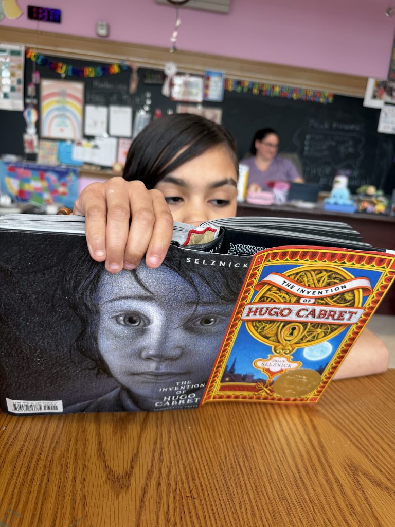Un alumno lee *La invención de Hugo Cabret* durante el programa de lectura del colegio