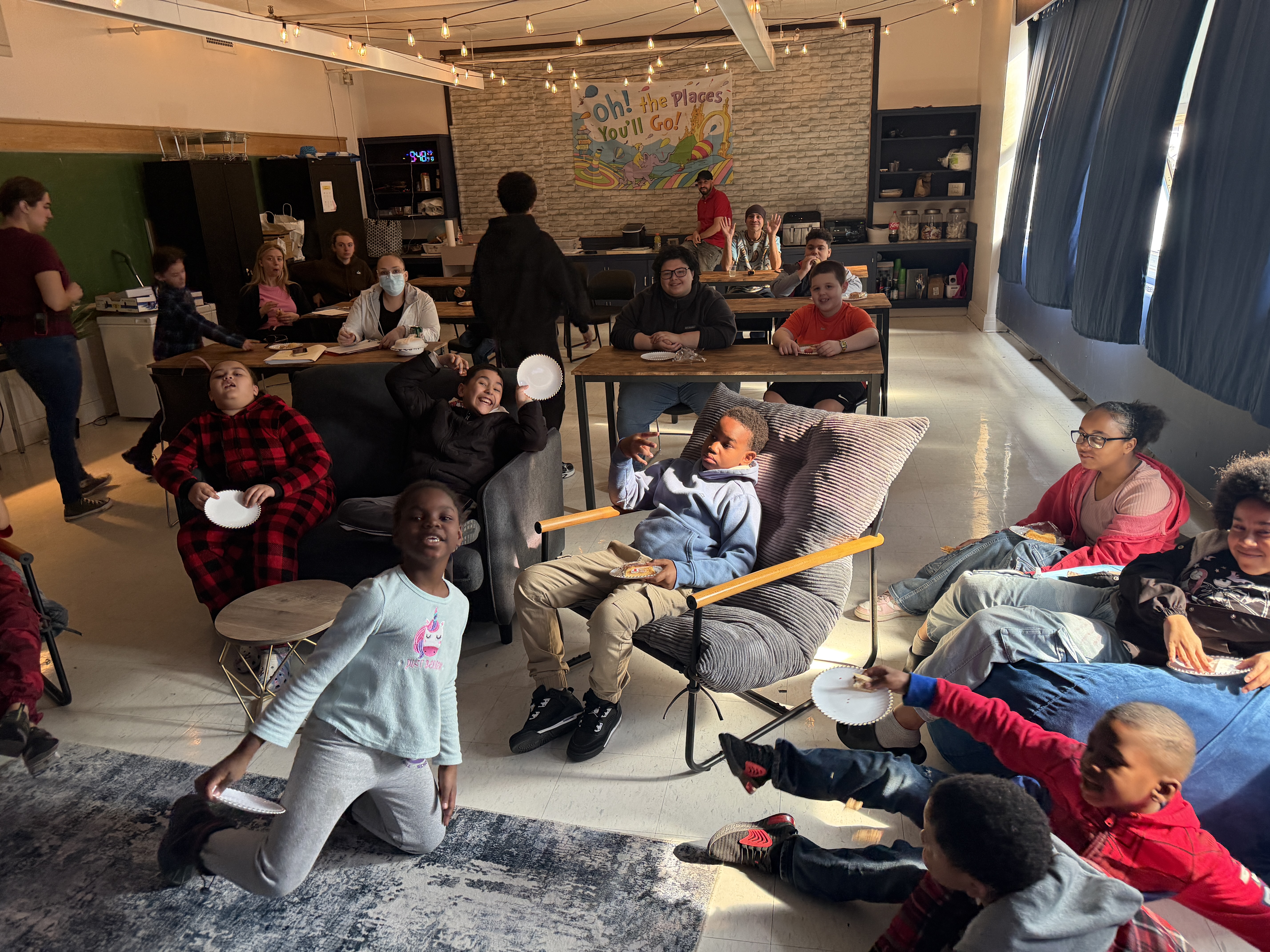 Alumnos y personal participando en una actividad en el aula durante el programa de lectura