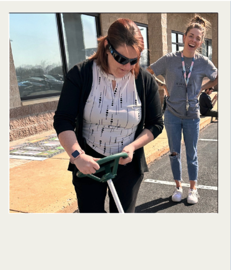 Persona que utiliza un dispositivo de dirección y gafas protectoras durante un ejercicio de conducción segura