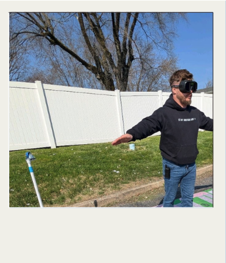 Personal realizando una demostración de simulación de conducción con gafas y un dispositivo de dirección