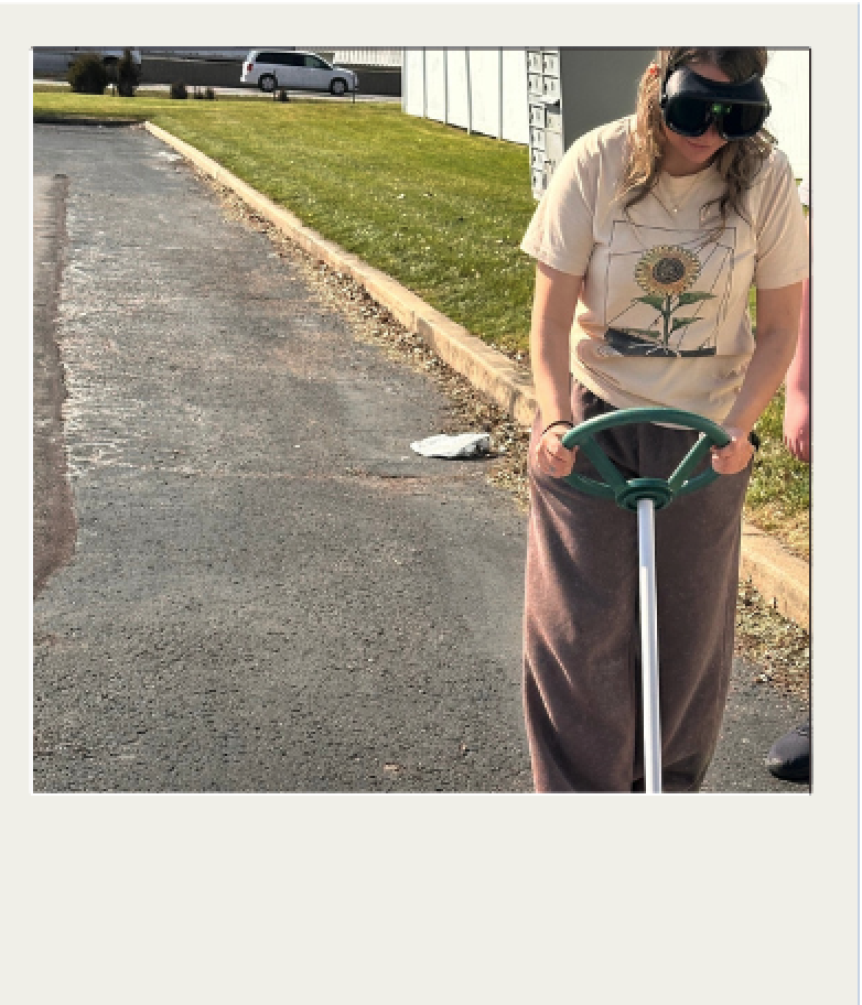 Personal realizando una simulación de conducción bajo los efectos del alcohol con gafas y un dispositivo de dirección