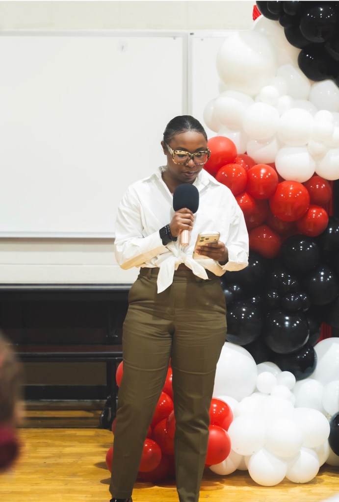 Un miembro del personal interviene en el acto de firma de la Excel Middle Years Academy