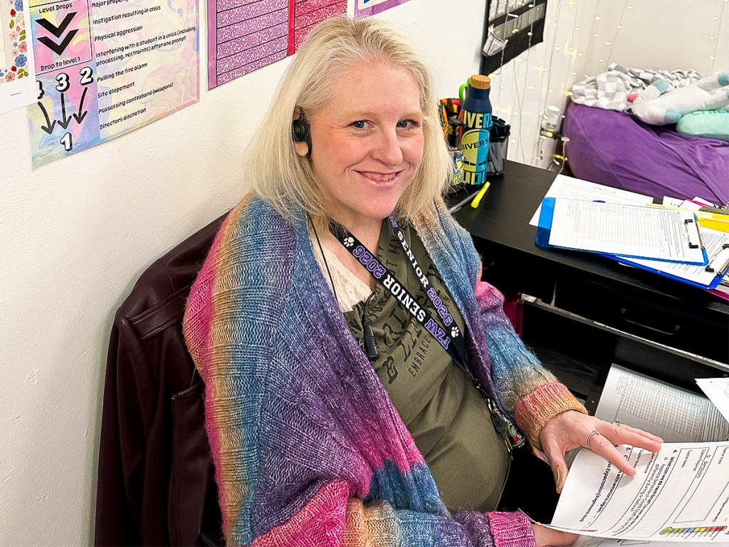 Profesor que ayuda a los alumnos a desarrollar habilidades de comunicación y de autocuidado