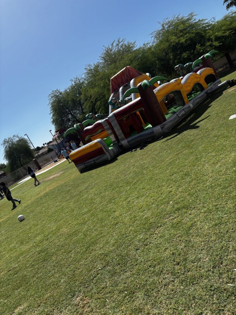 Castillo hinchable y parque infantil durante la fiesta de sensibilización sobre el autismo