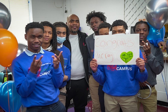 Los alumnos y el personal rinden homenaje a Raynard Gillispie, ganador del premio «Empleado del Año» de SESI, durante un acto sorpresa de reconocimiento celebrado en la Excel Academy de Roseland, en Chicago.