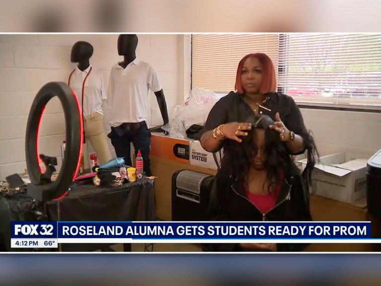 Briana Burks, propietaria de un salón de belleza y antigua alumna de la Excel Academy de Roseland, es entrevistada durante un reportaje mientras peina a una alumna para el baile de fin de curso