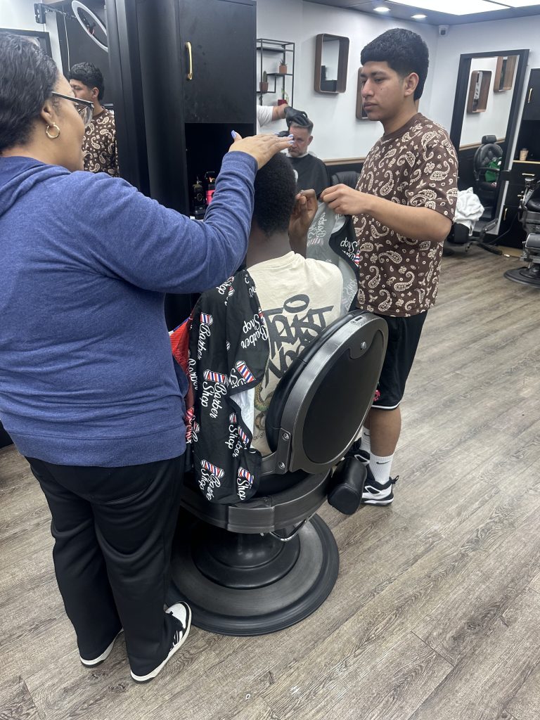 Estudiantes que se cortan el pelo en la peluquería Primo’s antes del baile de fin de curso