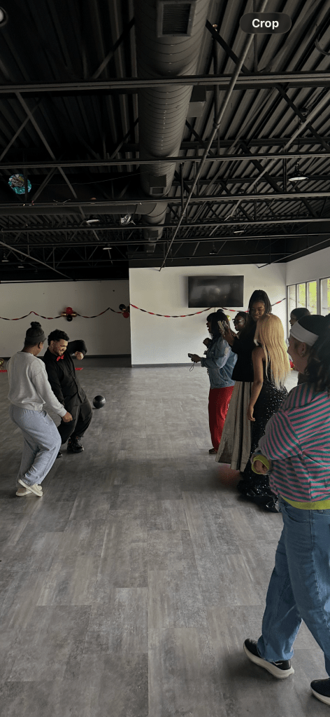Estudiantes bailando y celebrando durante las fiestas de graduación