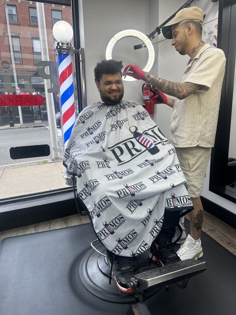 Un estudiante se corta el pelo mientras se prepara para el baile de fin de curso