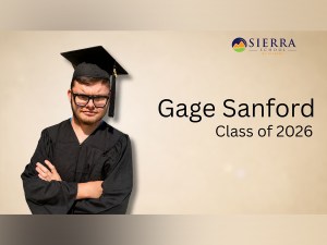 Gage S., graduado con honores, posa con toga y birrete de la promoción de 2026 de la Sierra School de Gilbert.