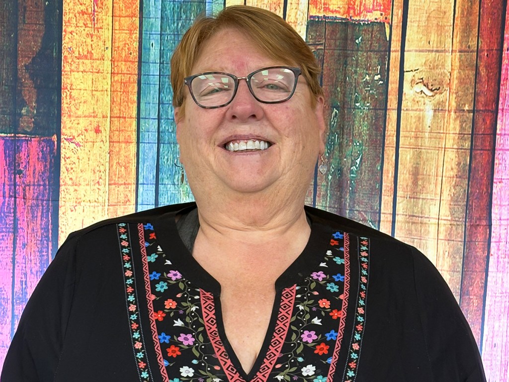 Retrato de Valerie Quackenbush sonriendo en la High Road School de Germantown.