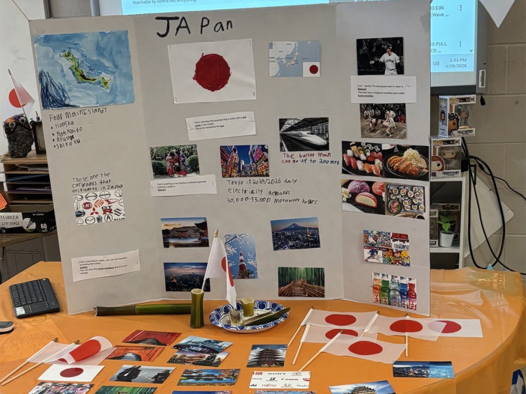 Exposición con motivo del Día Internacional, en la que se presentan proyectos de los alumnos y actividades culturales sobre Japón en el instituto High Road School del condado de St. Mary’s.