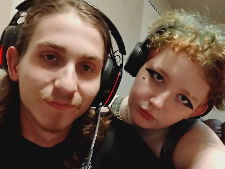 Tobi y un amigo, con unos auriculares puestos, sonríen juntos mientras se hacen un selfi en el interior.
