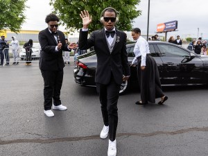 Caden llega al baile de fin de curso vestido con un esmoquin negro y gafas de sol, mientras el personal y sus seguidores le dan la bienvenida a la entrada del recinto.