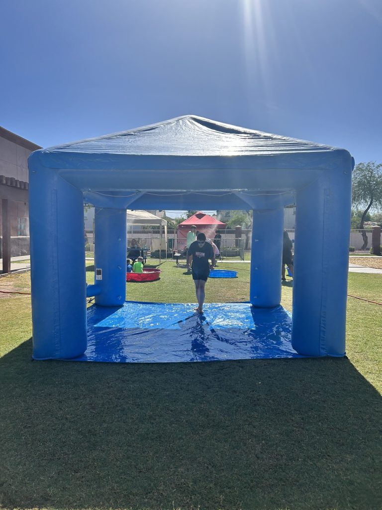 Se instaló una zona de refresco con nebulizador para los alumnos y sus familias durante la fiesta «Summer Splash Bash» de Sierra Gilbert.