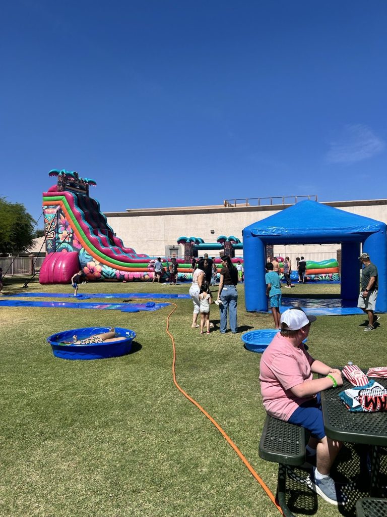 Vista panorámica de la fiesta «Summer Splash Bash» de Sierra Gilbert, con toboganes acuáticos, juegos, zonas de niebla y actividades familiares.