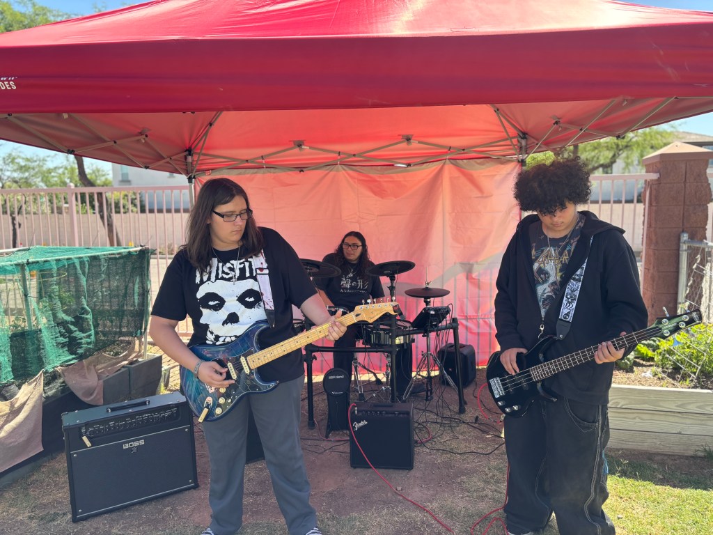 Una banda de estudiantes tocando música en directo al aire libre durante la celebración «Summer Splash Bash» de Sierra Gilbert.
