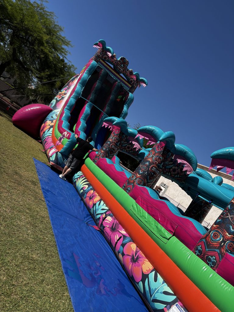 Un gran tobogán acuático hinchable instalado para los alumnos y sus familias durante la fiesta «Summer Splash Bash» de Sierra Gilbert.