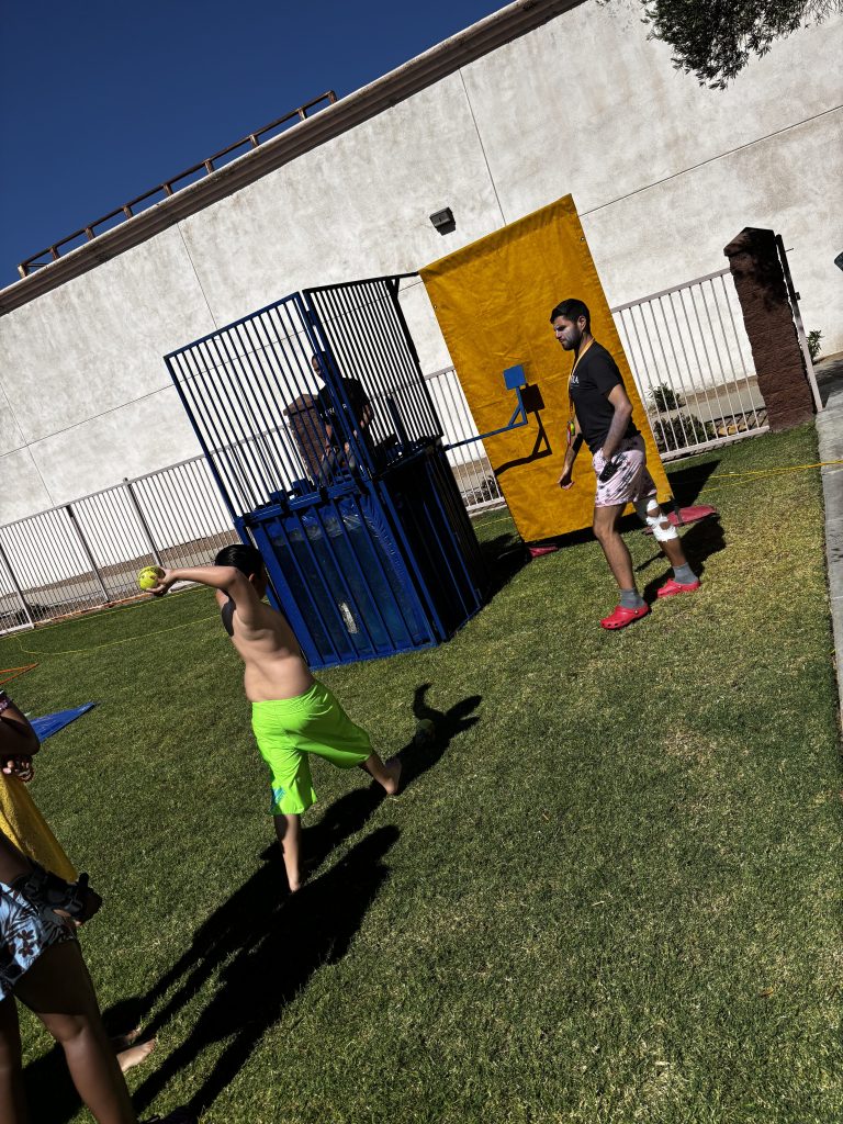 Un alumno lanzando una pelota a la piscina de inmersión durante las actividades acuáticas al aire libre en Sierra Gilbert.