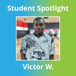 Victor Williams posa en una bolera con una bola de bolos en la mano, vestido con su camiseta de la PBA Junior.