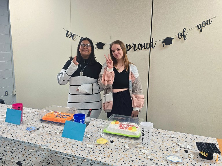 Cheyanne y Cynthia, alumnas de último curso que se gradúan, posan juntas durante la fiesta de fin de curso.