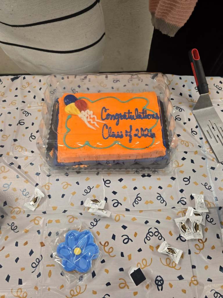 Tarta de graduación expuesta durante la fiesta de homenaje a la promoción de 2026.