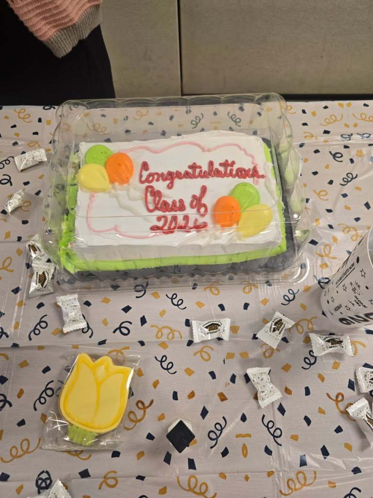 Tarta de celebración de la promoción de 2026 preparada para los alumnos de último curso que se gradúan.