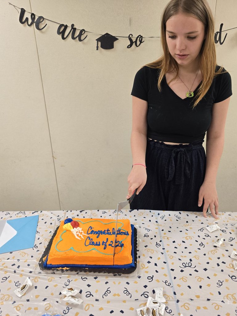 Un alumno de último curso corta la tarta de graduación durante la celebración de la promoción de 2026.