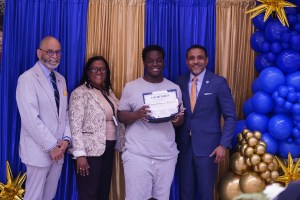 Denum Johnson-Torrence recibe el reconocimiento como mejor estudiante de su promoción durante la ceremonia de celebración celebrada en Filadelfia.