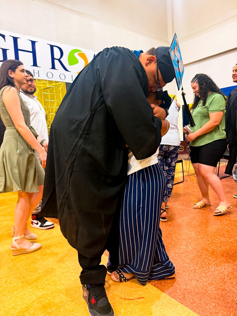 Un graduado de la High Road School de Hartford se funde en un emotivo abrazo con un familiar durante la celebración de la graduación.