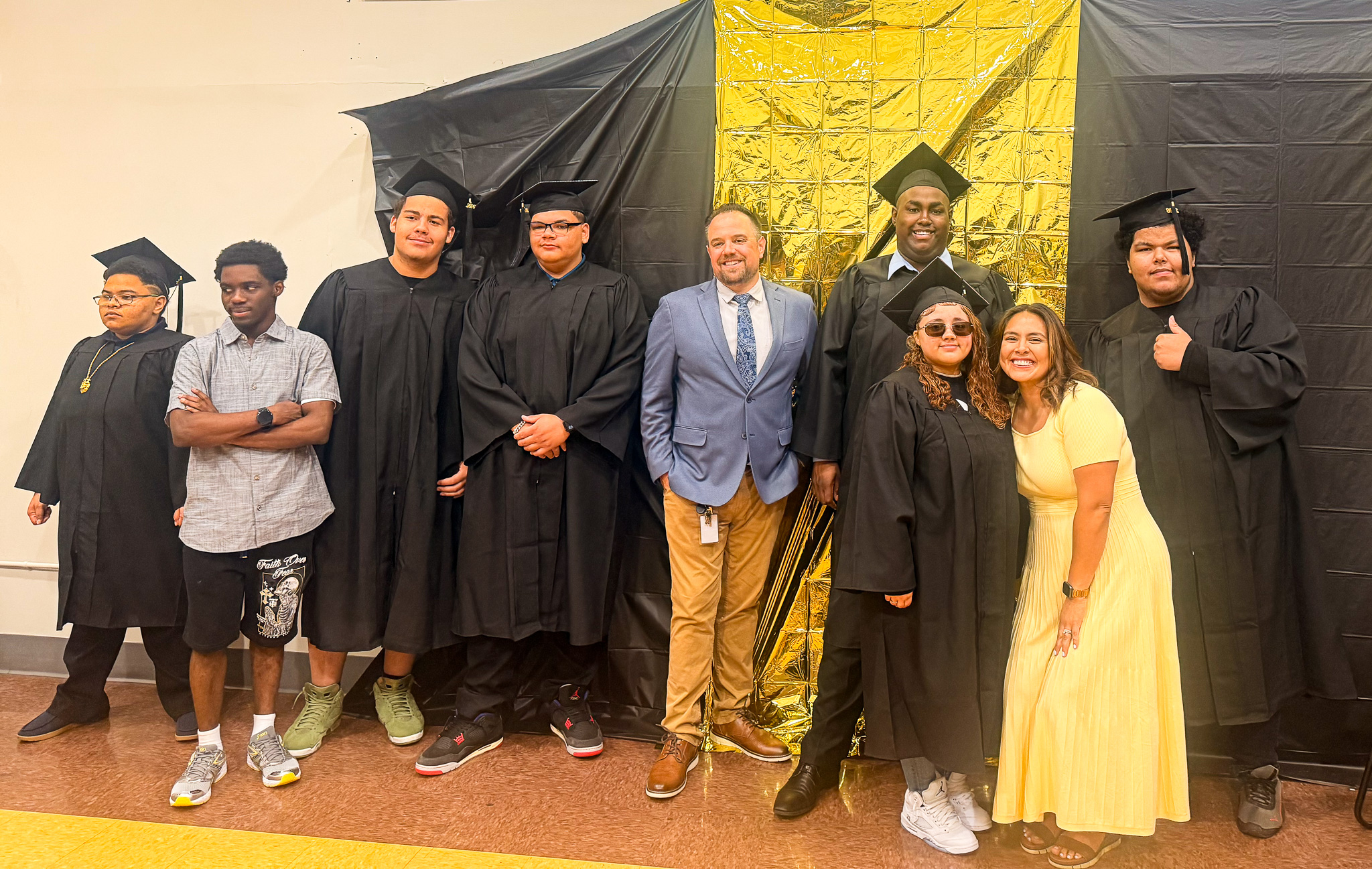 Los graduados de la promoción de 2026 y el personal de la High Road School de Hartford celebran juntos tras la ceremonia de graduación.