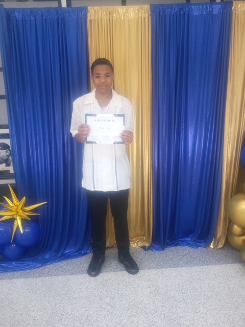 Un estudiante sostiene el certificado de segundo de su promoción durante la ceremonia de reconocimiento celebrada en Filadelfia.
