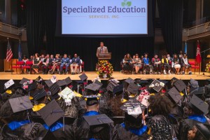 Los alumnos de SESI asisten a la ceremonia de graduación de los institutos de Filadelfia de 2026, celebrada en el Temple Performing Arts Center.