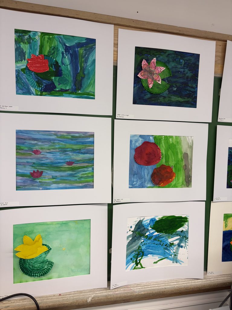 En la feria se expusieron obras de arte de los alumnos con nenúfares y proyectos en técnica mixta inspirados en el agua.