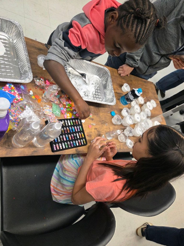 Los alumnos crean slime de colores y realizan manualidades durante una actividad de aprendizaje práctico.