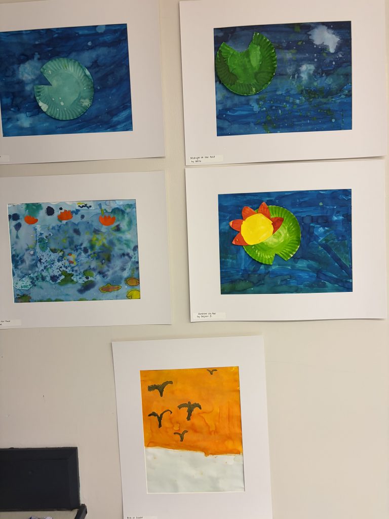 Obras de arte de los alumnos sobre el tema del agua, expuestas como parte de la muestra de la Feria S.T.E.A.M.