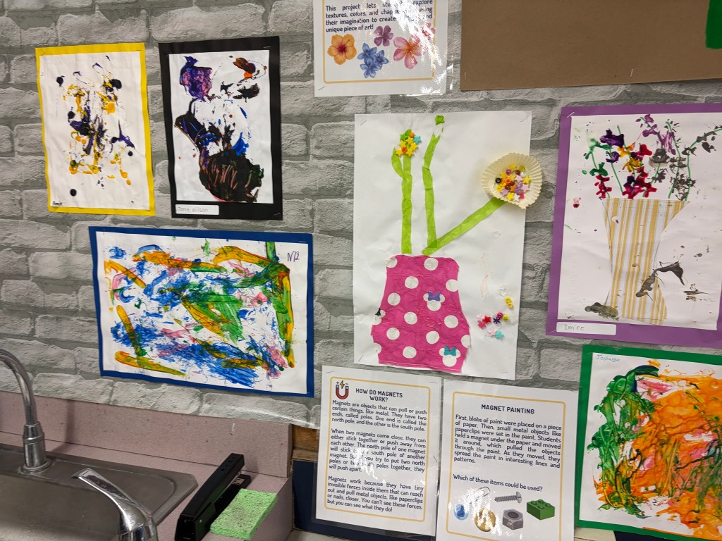 Las exposiciones de trabajos artísticos y proyectos de ciencias de los alumnos ponen de relieve la creatividad y el espíritu de investigación en el evento.