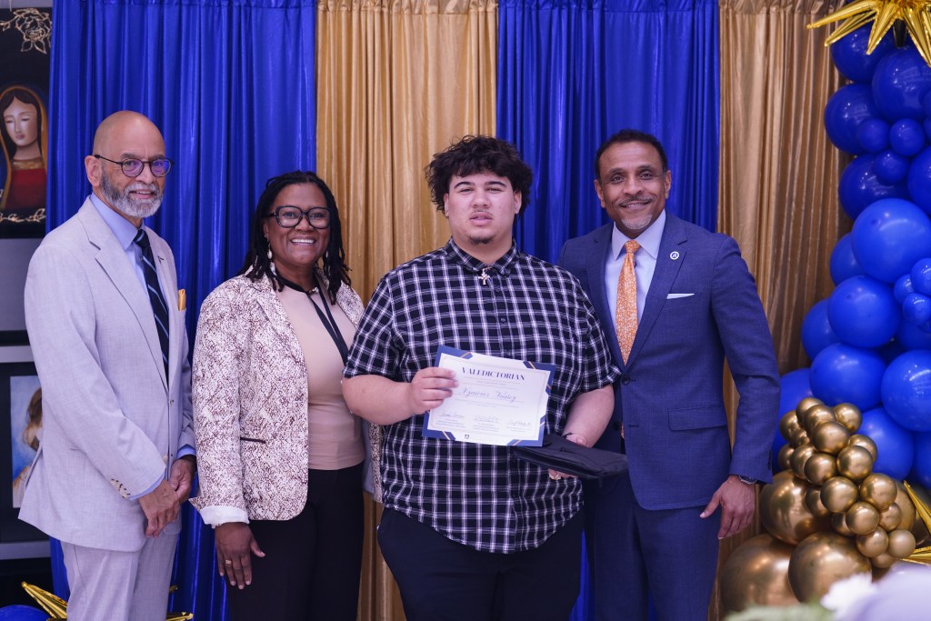 El alumno recibe el reconocimiento como mejor alumno de su promoción junto a los responsables del centro durante la celebración celebrada en Filadelfia.