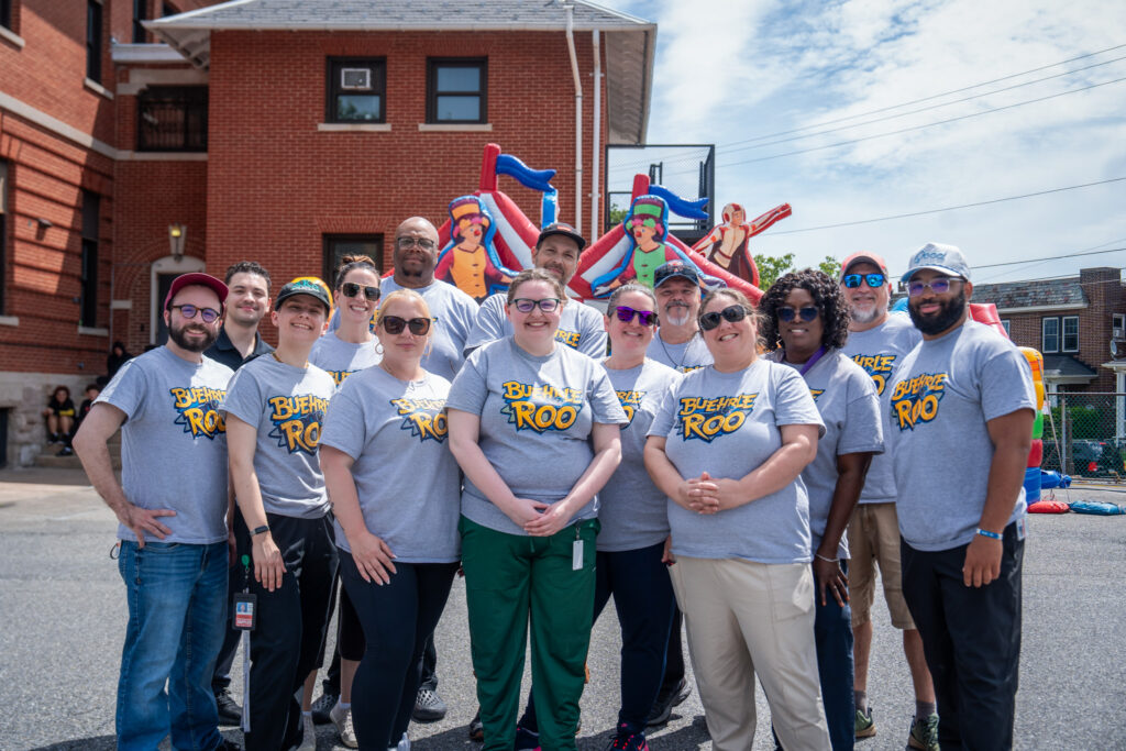 Los miembros del personal de la Academia Buehrle se reúnen para hacerse una foto de grupo durante la celebración anual de la comunidad Buehrle-Roo.