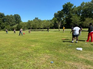 Los alumnos y el personal juegan juntos al kickball durante una excursión del programa ESY de la High Road School de Nashville.